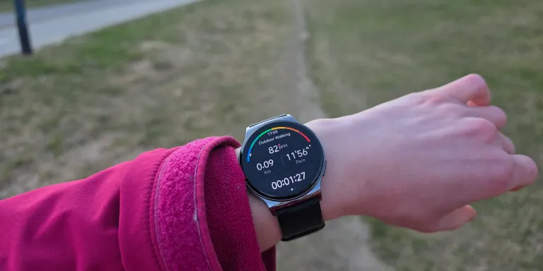 HAYLOU Solar Lite 2 на руке во время прогулки в парке