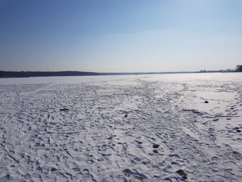 озеро замерзло лед