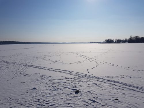 озеро замерзло