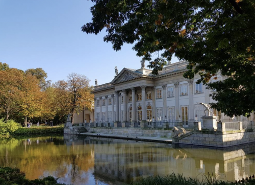 Парк Лазенки. Огромный и очень красивый парк с дворцом на воде. Чем-то напоминает Елагин остр ов в Петербурге. Красиво, зелено, свежий воздух, гондолы плавают.