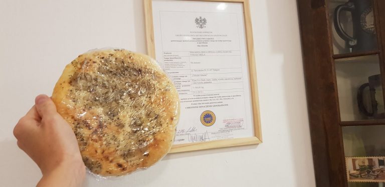 оказывается, цебуляж с официальным названием "Cebularz lubelski" можно готовить, только получив сертификат, что все сырье и технологии правильные