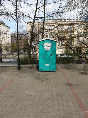 Для ожидающих на улице есть WC, забота о гражданах!