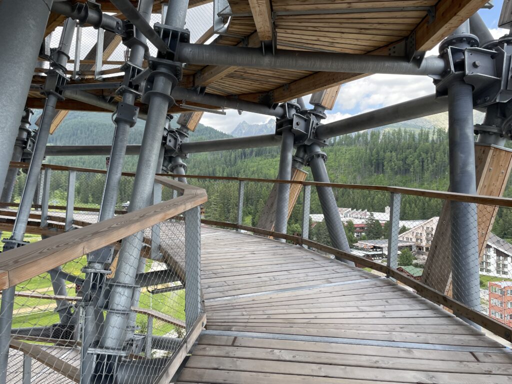 деревянная обзорная башня в горах
