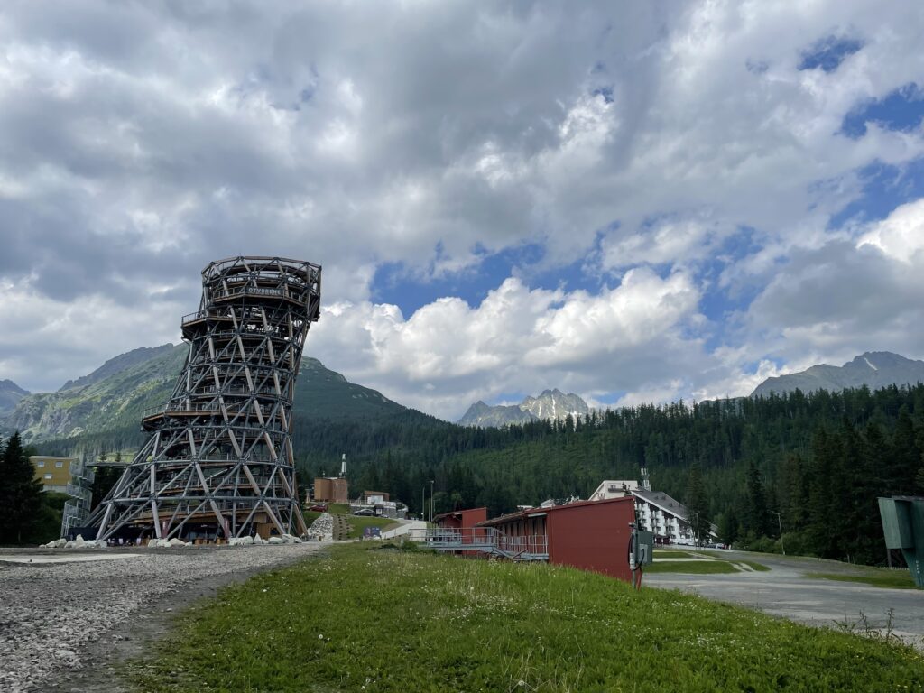 В городке Штебське Плесо есть еще свеженькая, недавно построенная деревянная обзорная башня с видом на горы и окрестности