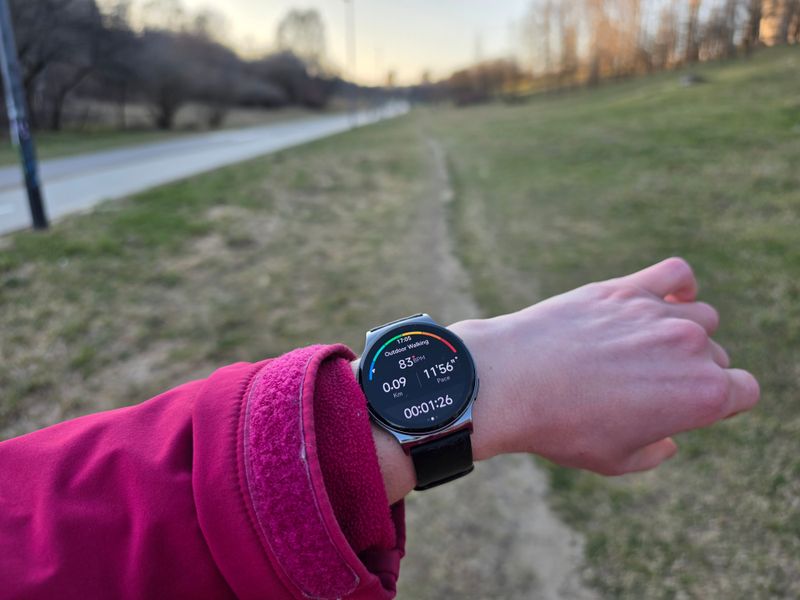 HAYLOU Solar Lite 2 на руке во время тренировки на улице
