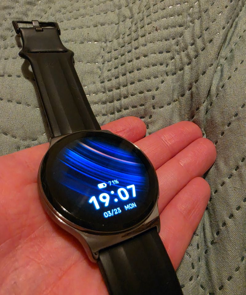Читаемость AMOLED-дисплея на улице и общий вид экрана.