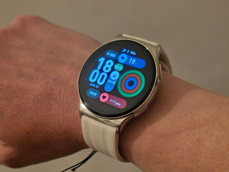 Белые HAYLOU Solar Lite 2 на руке