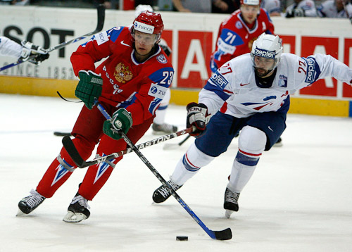 Alexei Tereschenko (L) of Russia challenges France’s Baptiste Amar during their IIHF World Hockey Championship game in Bern April 26, 2009. REUTERS/Petr Josek (SWITZERLAND SPORT ICE HOCKEY)